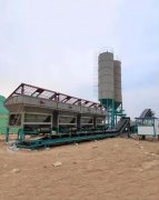 城区正在绿色成长的平坦大路上越走越远